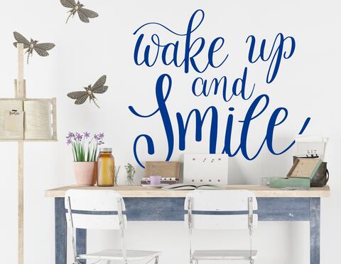 Wandtattoo „Wake up & Smile“ hilft beim Aufstehen