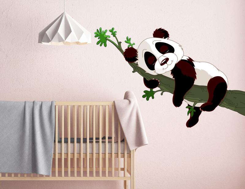 Wandtattoo „Sleeping Panda Petty“ schlummert auf einem Baum.